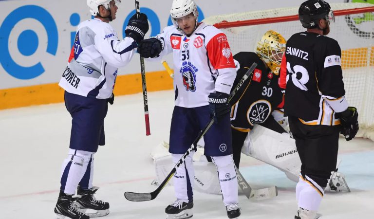 Pilsen survive late surge